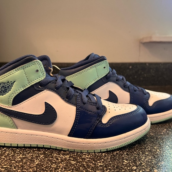 Jordan Youth Air Mid 1 Blue/Mint size 3 youth . - Picture 3 of 8
